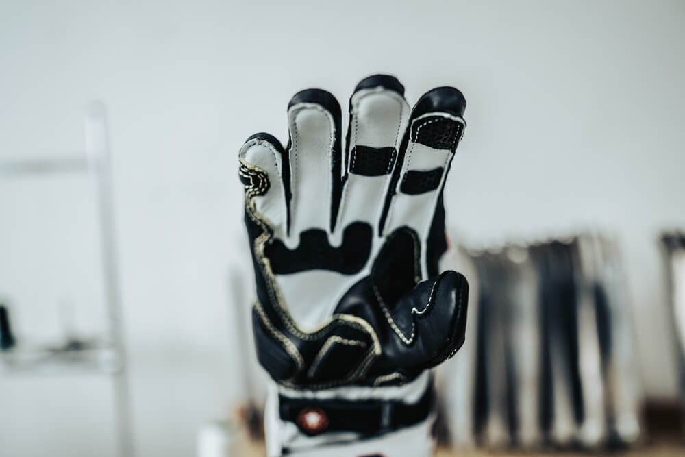 První závodní rukavice vyrobené v Česku