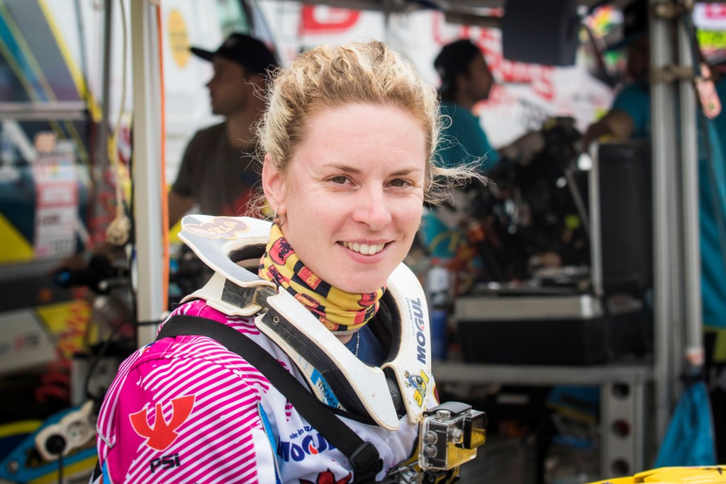 Olga Roučková v PSI moto oblečení na Rallye Dakar